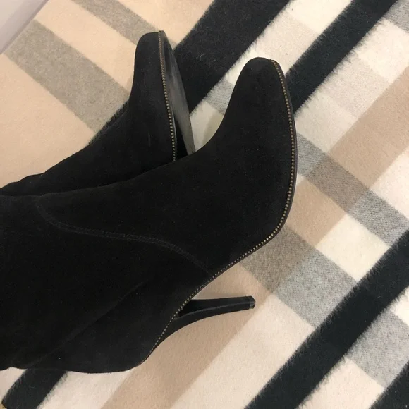 Givenchy suede boots in a size 39.5. I previously sold my sisters size 39 - Picture 6 of 9